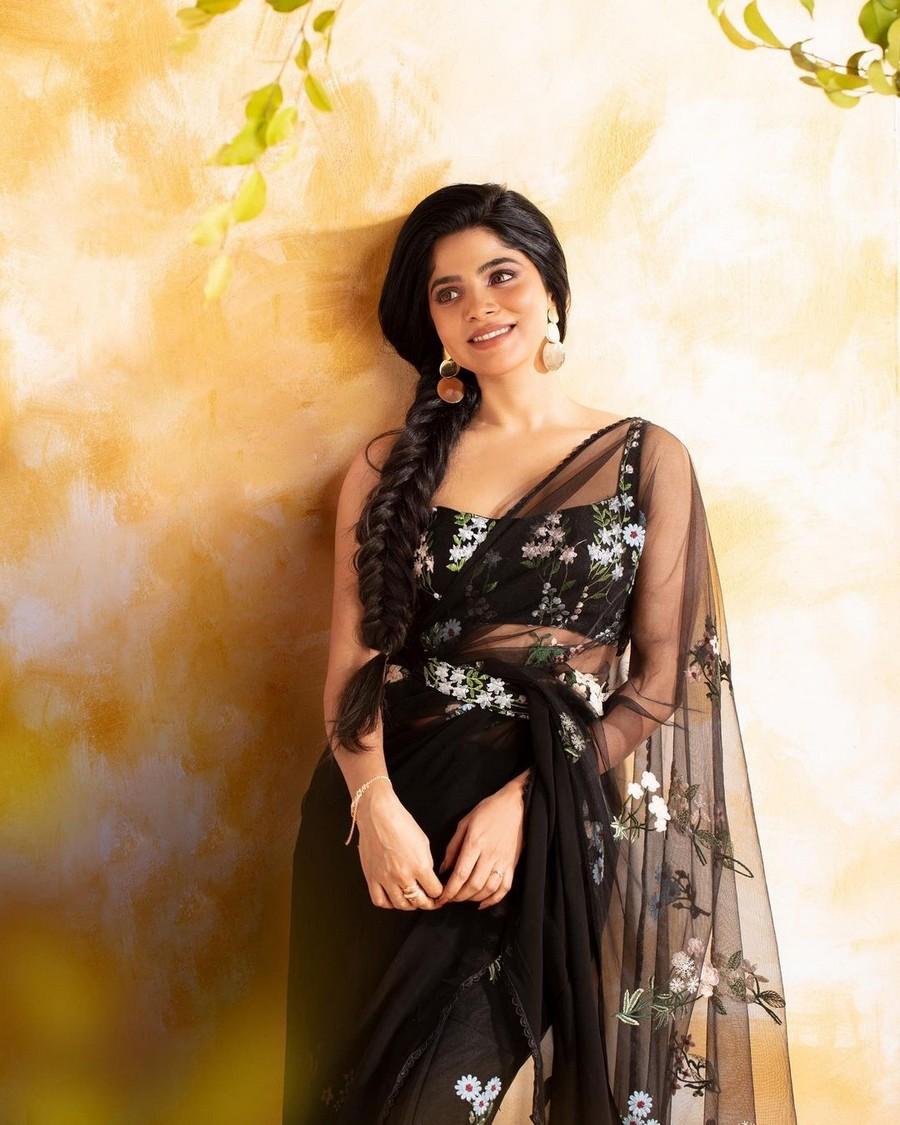 Divya Bharathi 2