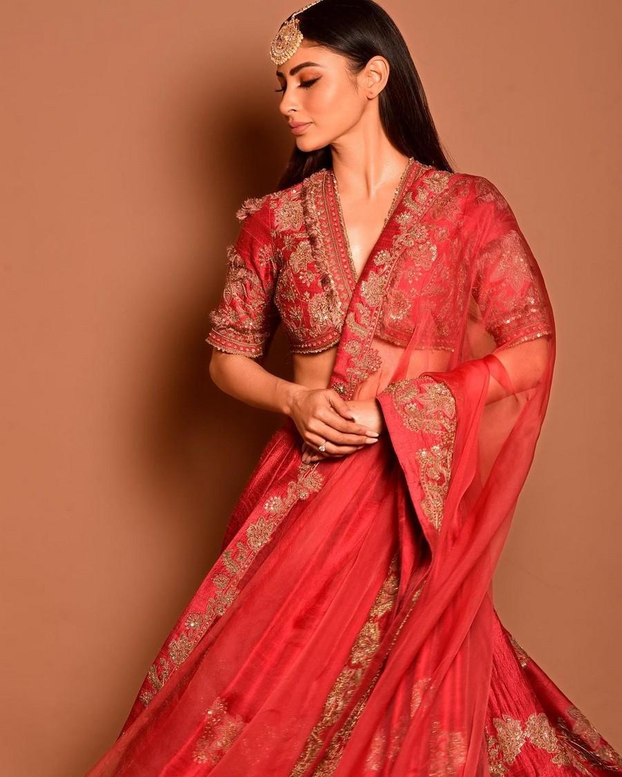 Mouni Roy 11