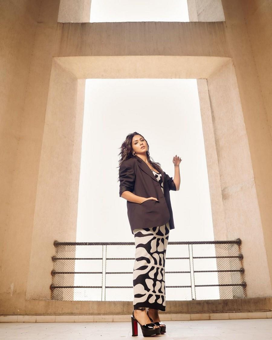 Mrunal Thakur 4