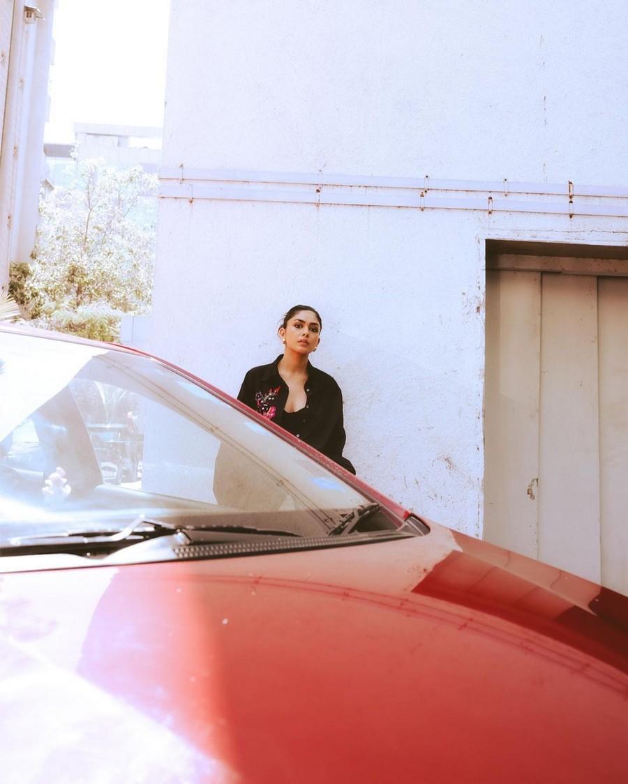 Mrunal Thakur 12
