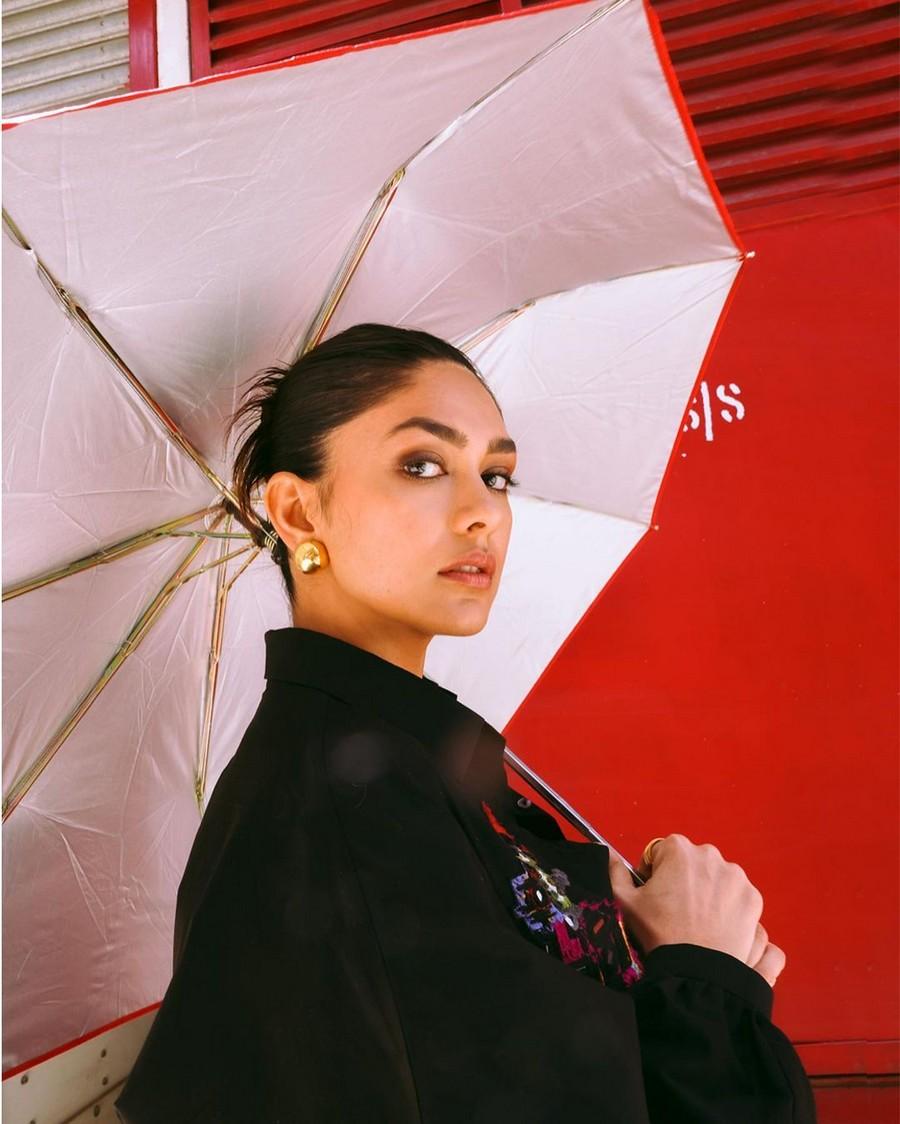 Mrunal Thakur 14