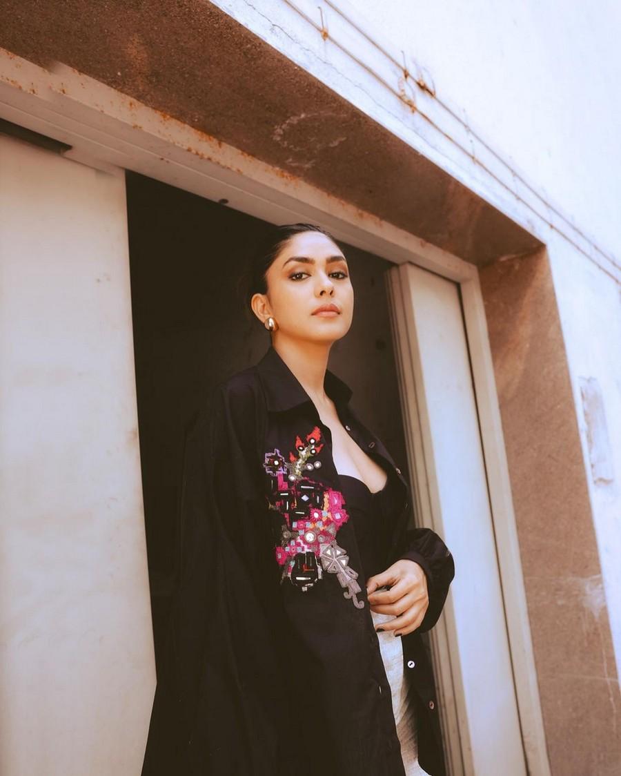 Mrunal Thakur 15