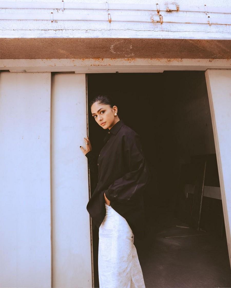 Mrunal Thakur 17