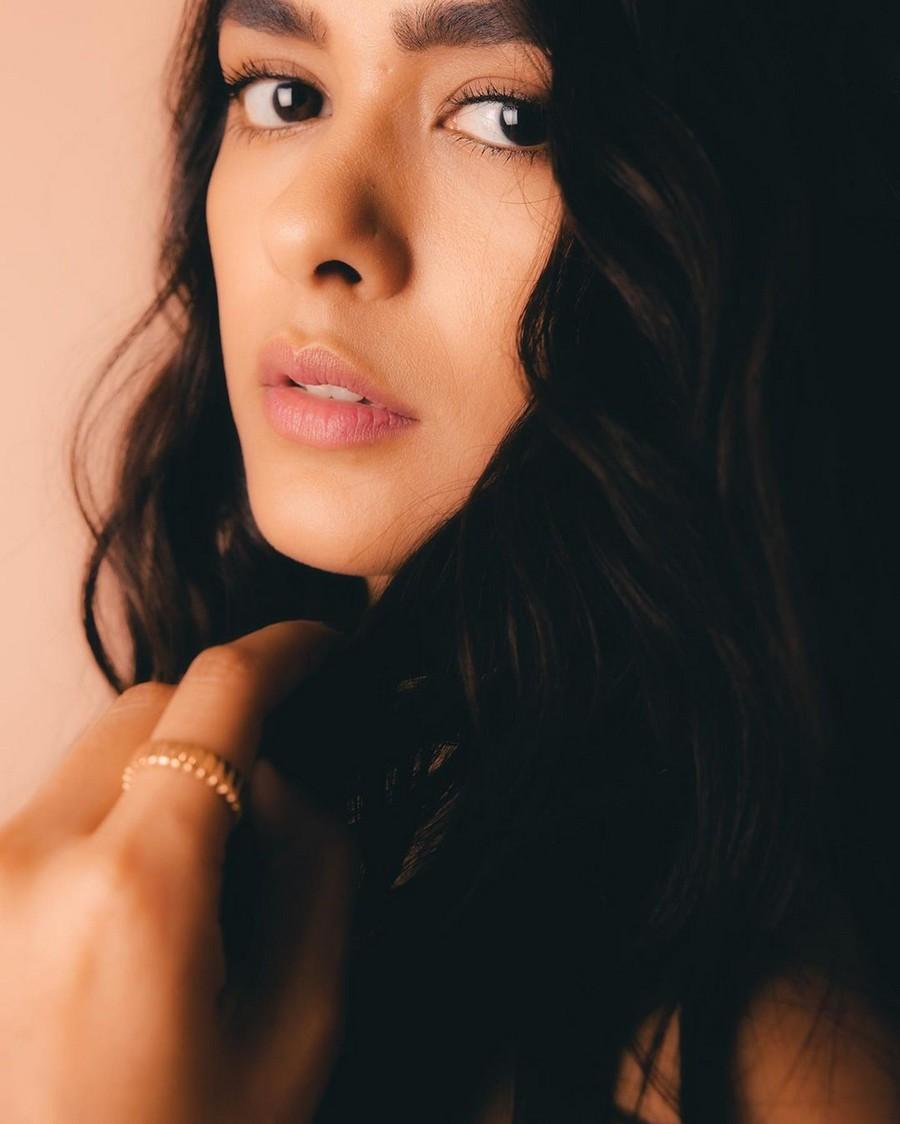 Mrunal Thakur 8