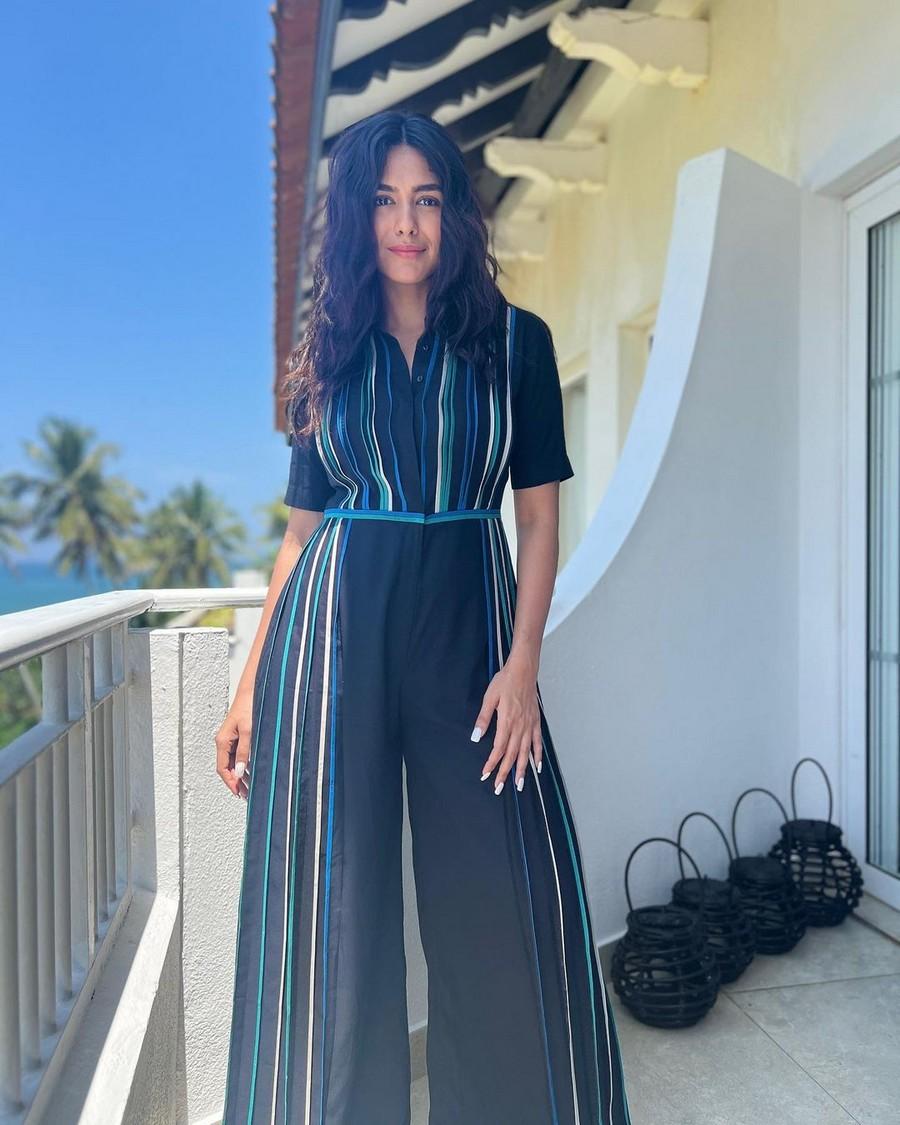 Mrunal Thakur 4