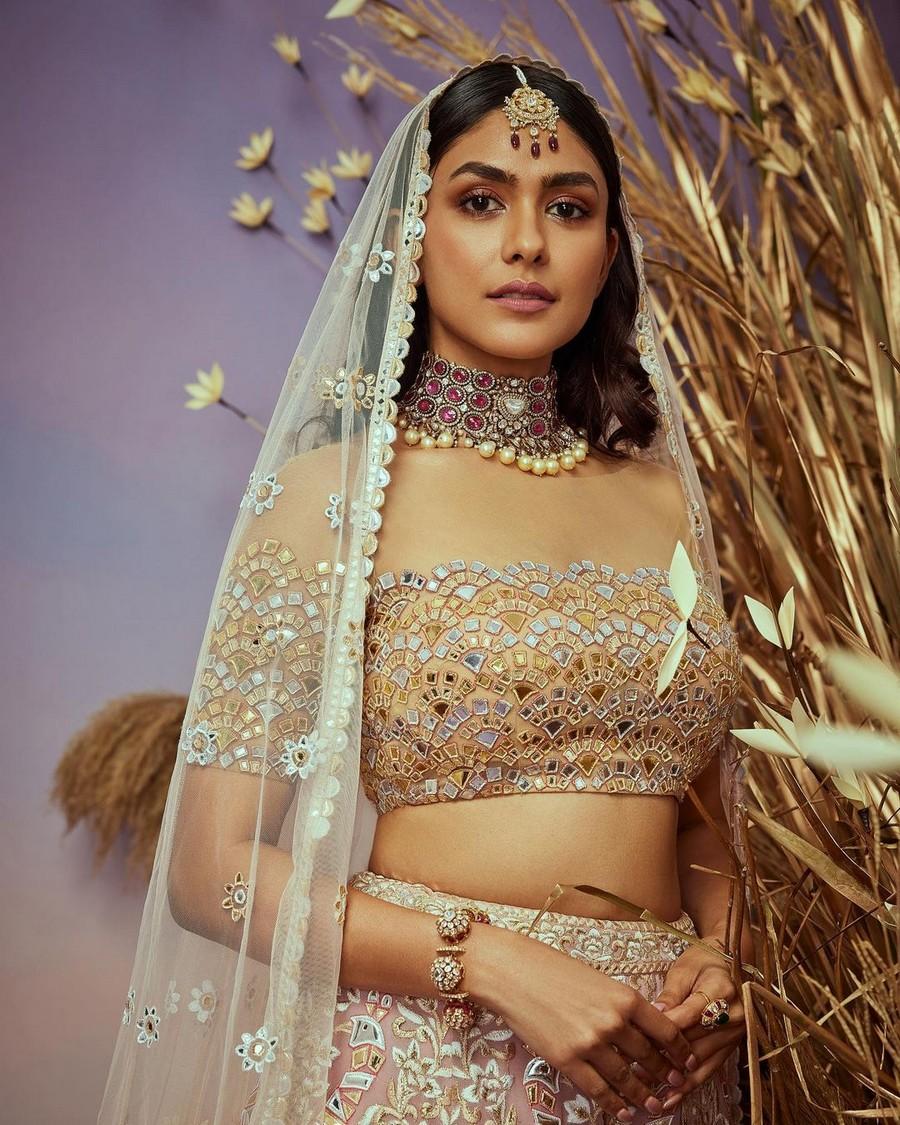 Mrunal Thakur 12