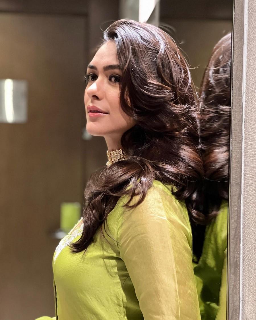 Mrunal Thakur 4