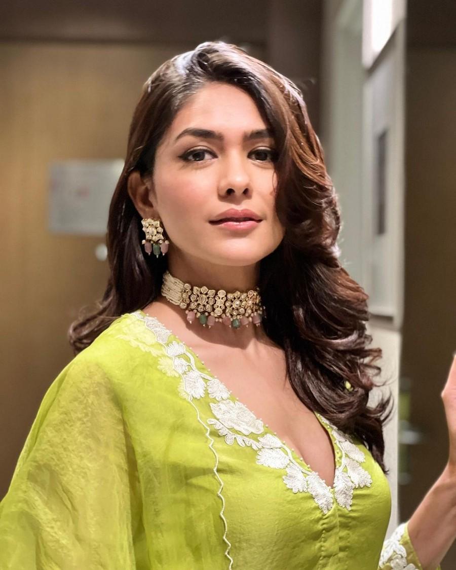 Mrunal Thakur 5