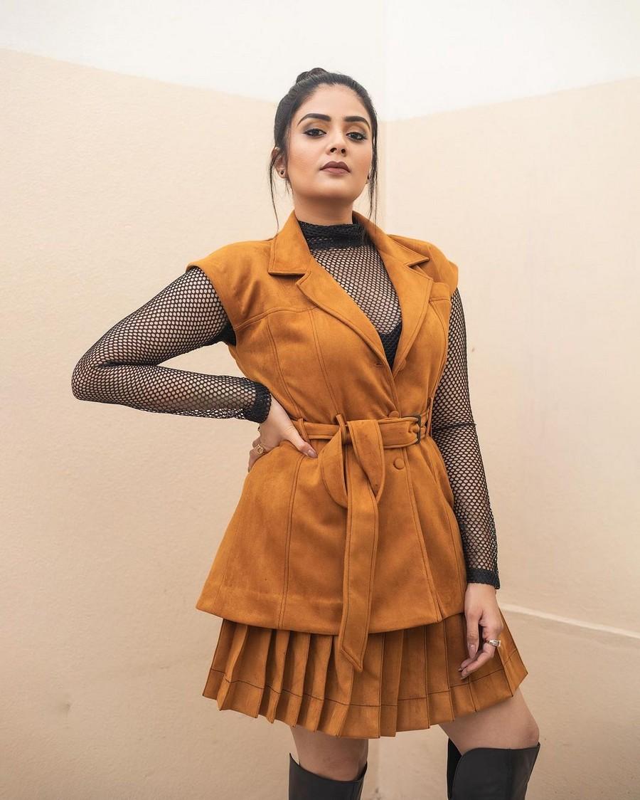 Sreemukhi 10