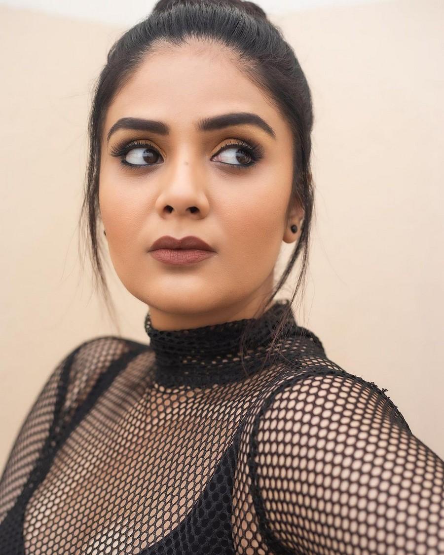 Sreemukhi 9