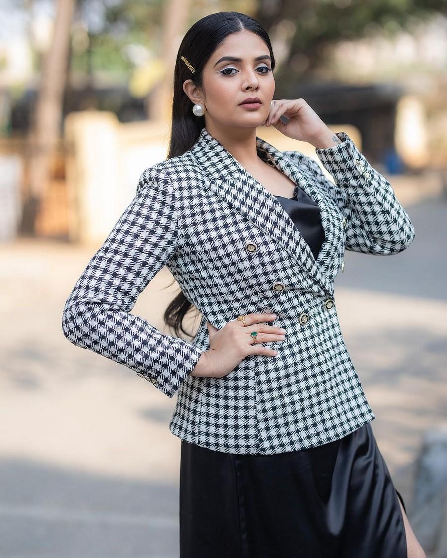 Sreemukhi 11