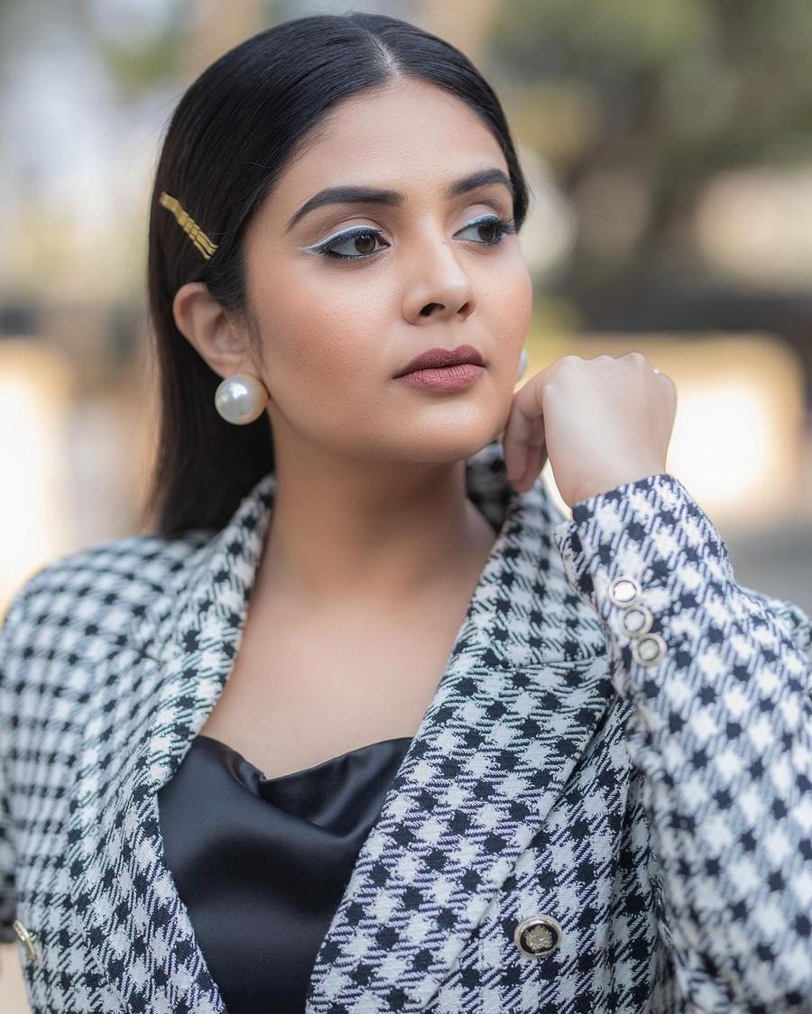 Sreemukhi 12