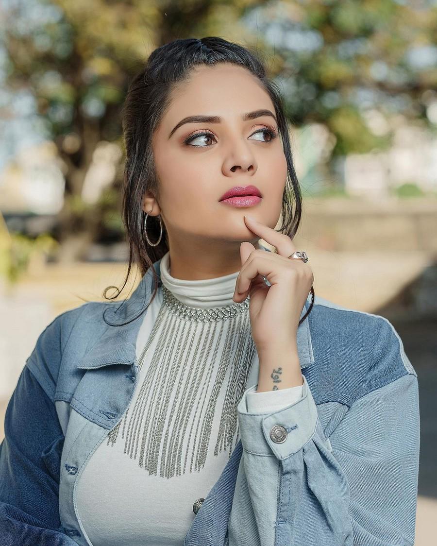 Sreemukhi 13