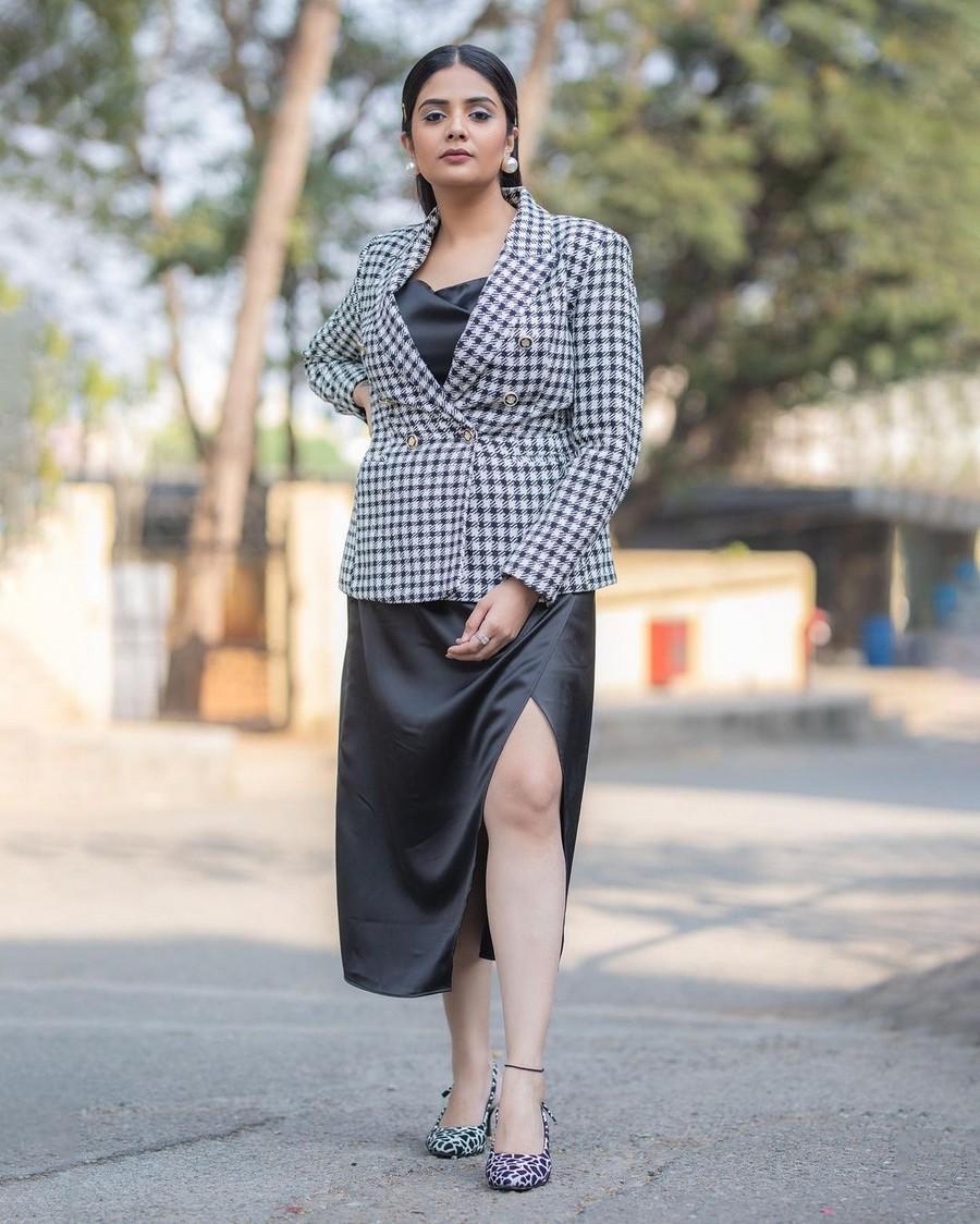 Sreemukhi 9