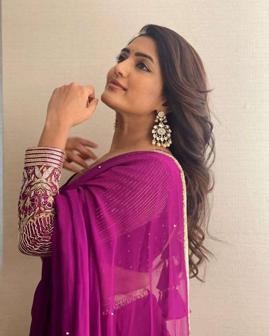 Eesha Rebba 4