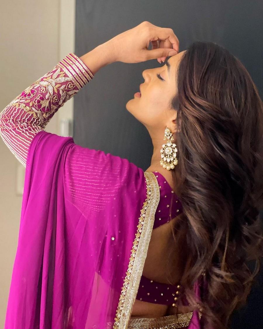 Eesha Rebba 9