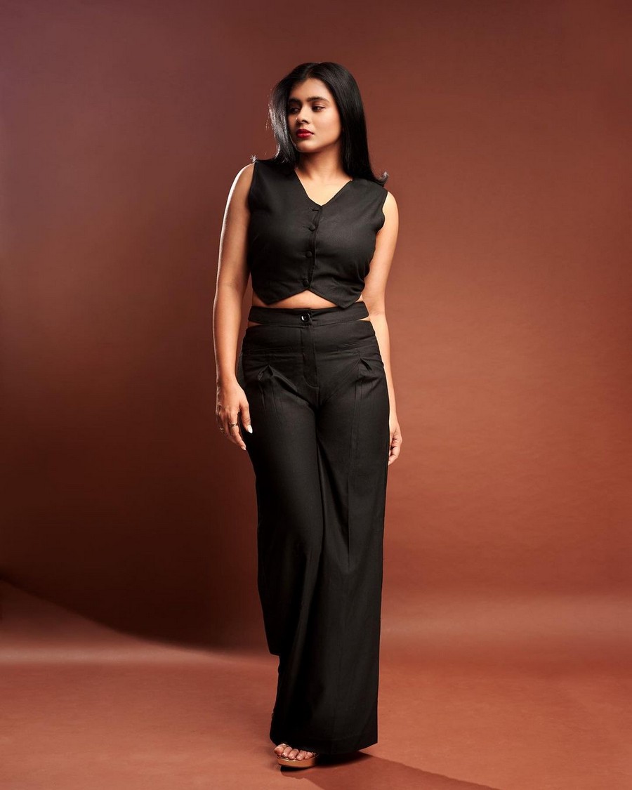 Hebah Patel 6