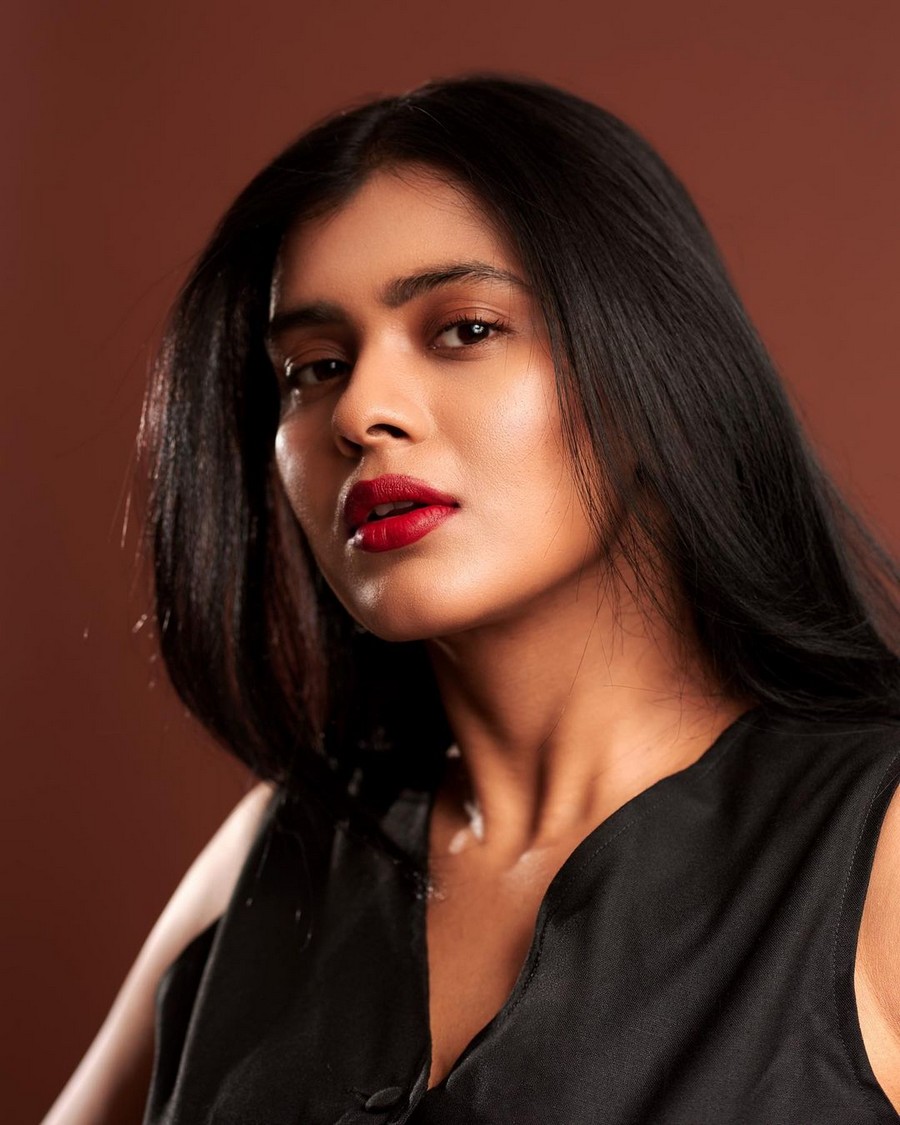 Hebah Patel 8