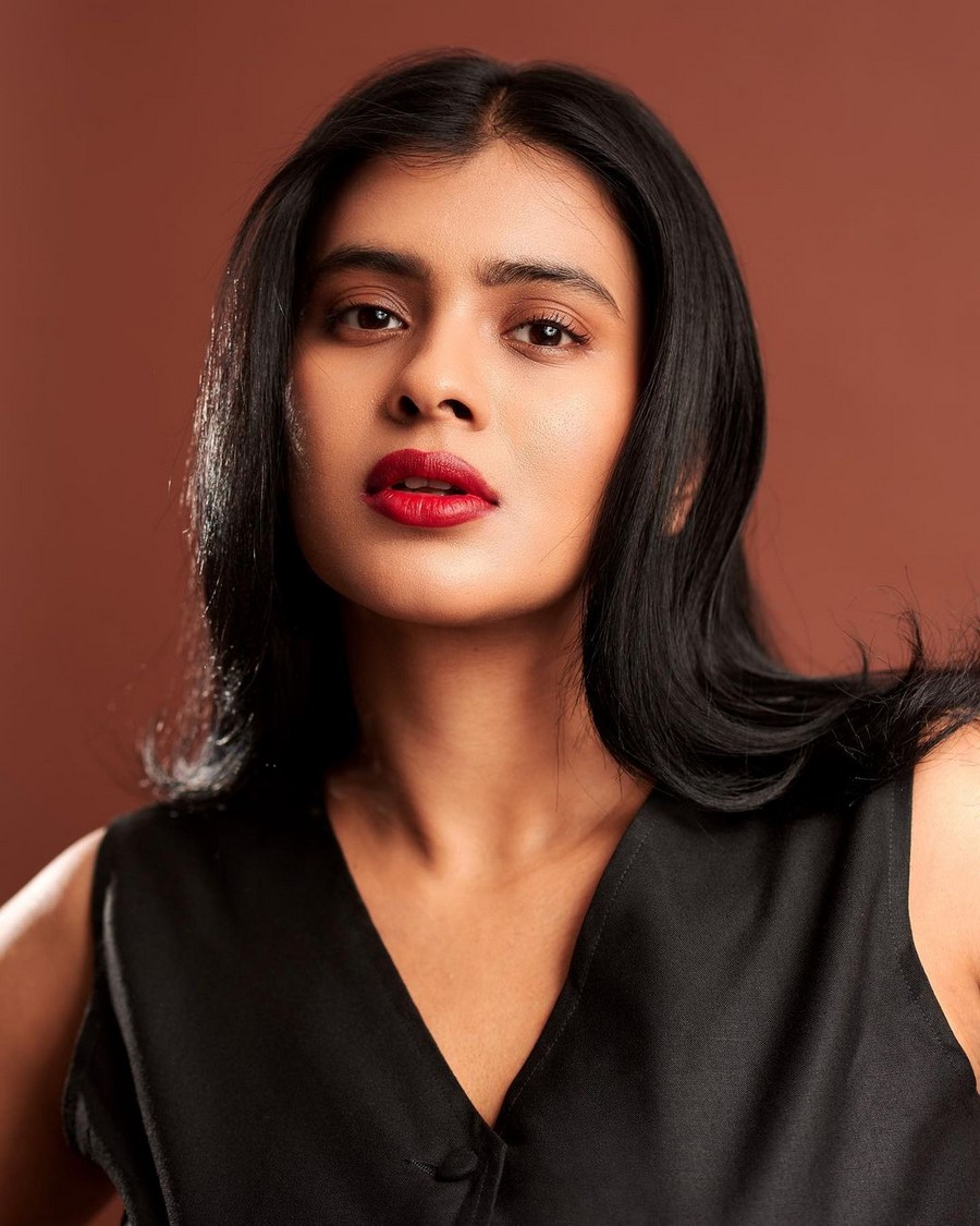Hebah Patel 9