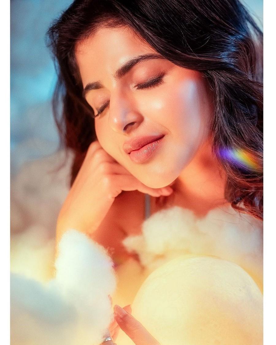 Iswarya Menon 11
