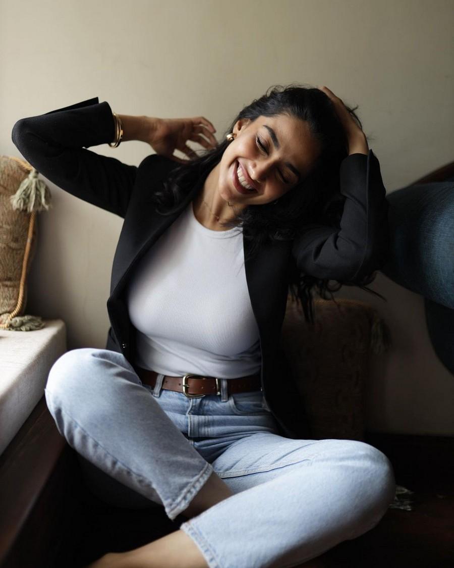 Meenakshii Chaudhary 10