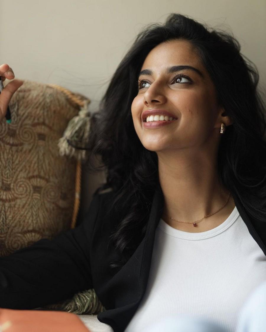 Meenakshii Chaudhary 3