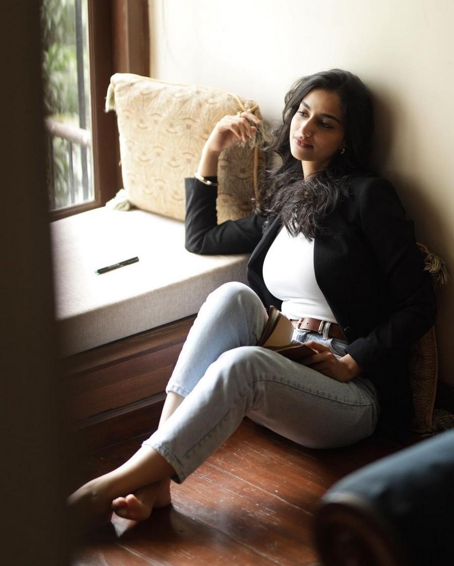 Meenakshii Chaudhary 4