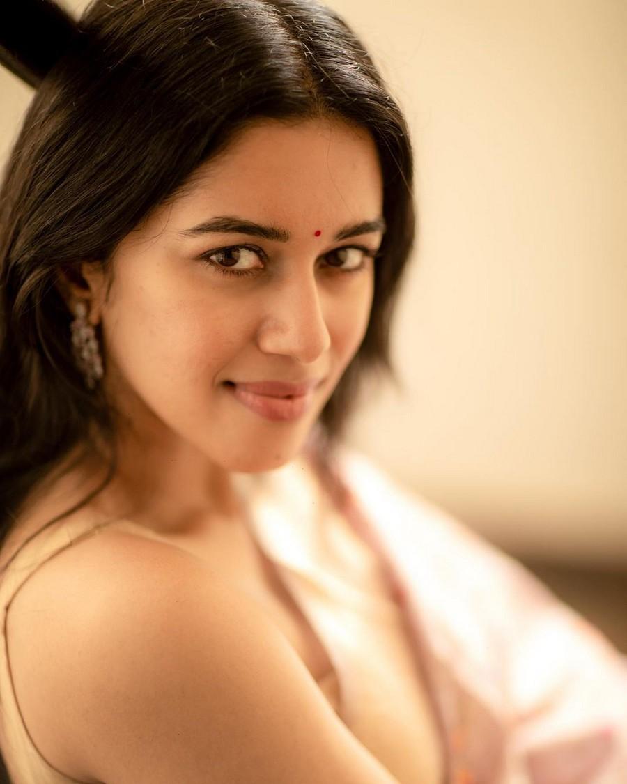 Mirnalini Ravi 11