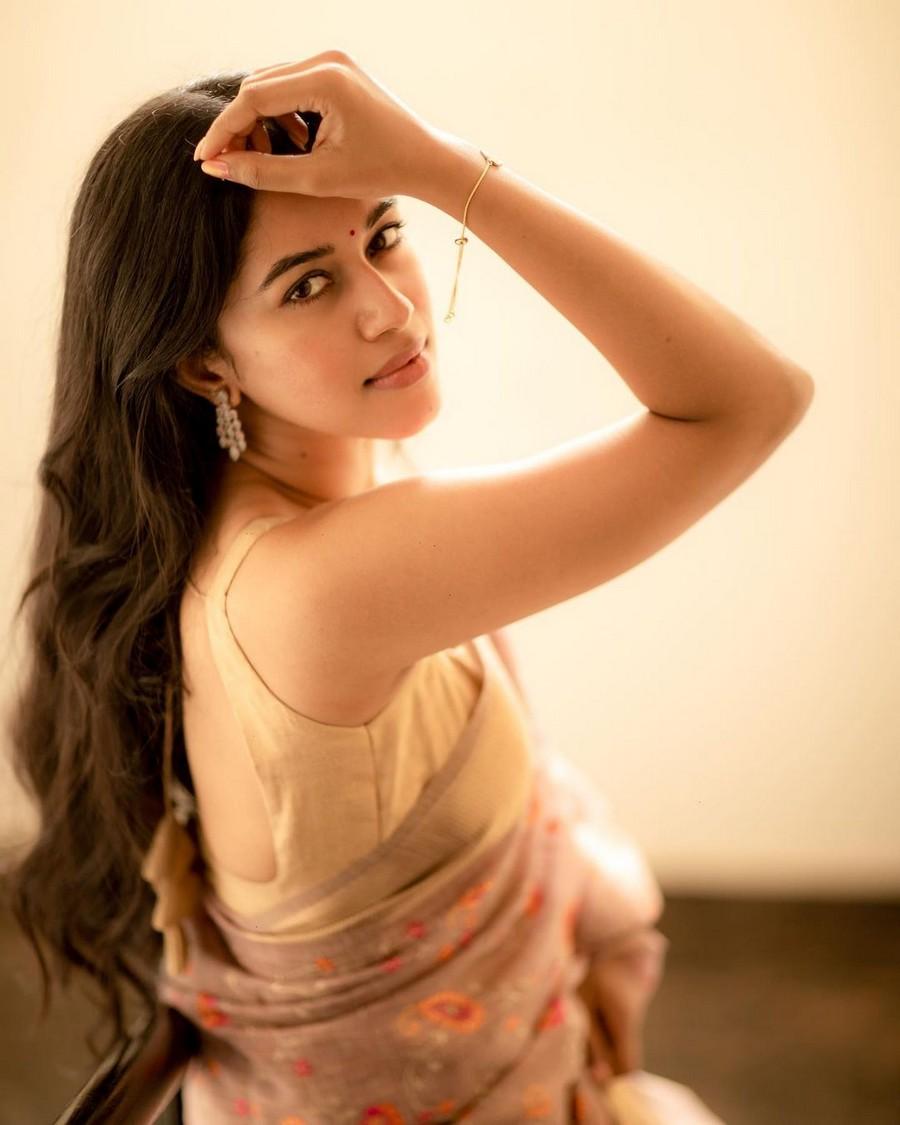 Mirnalini Ravi 14