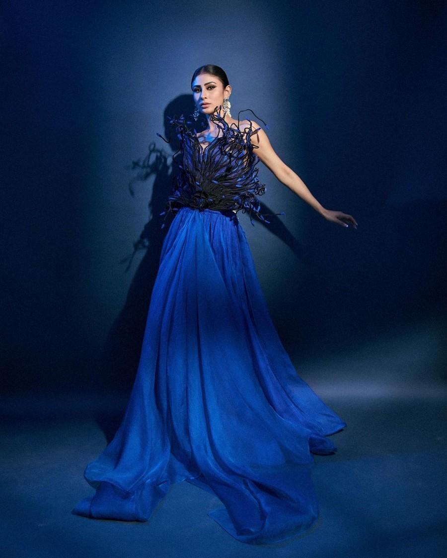 Mouni Roy 10