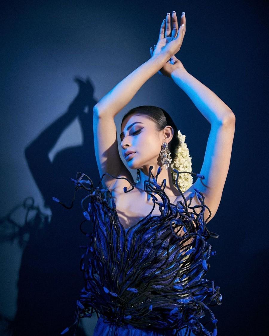 Mouni Roy 11