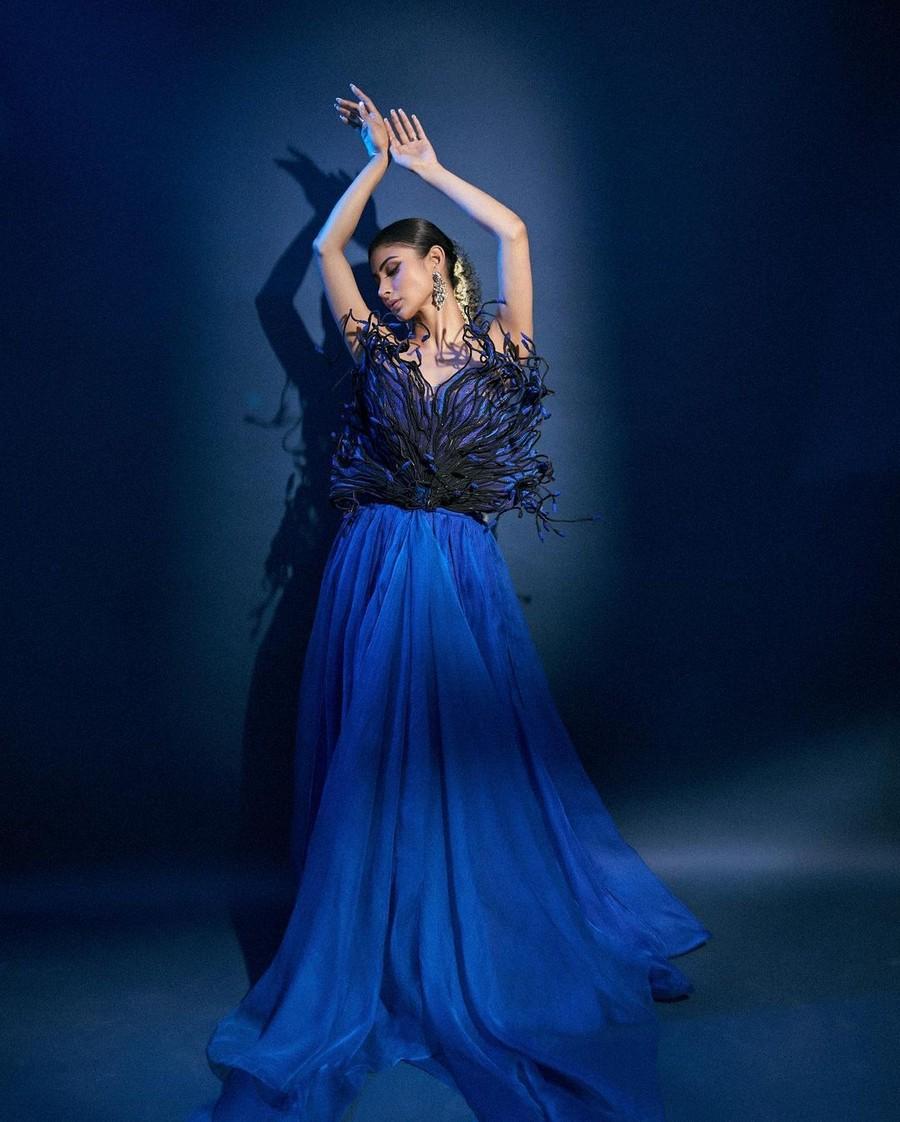 Mouni Roy 6