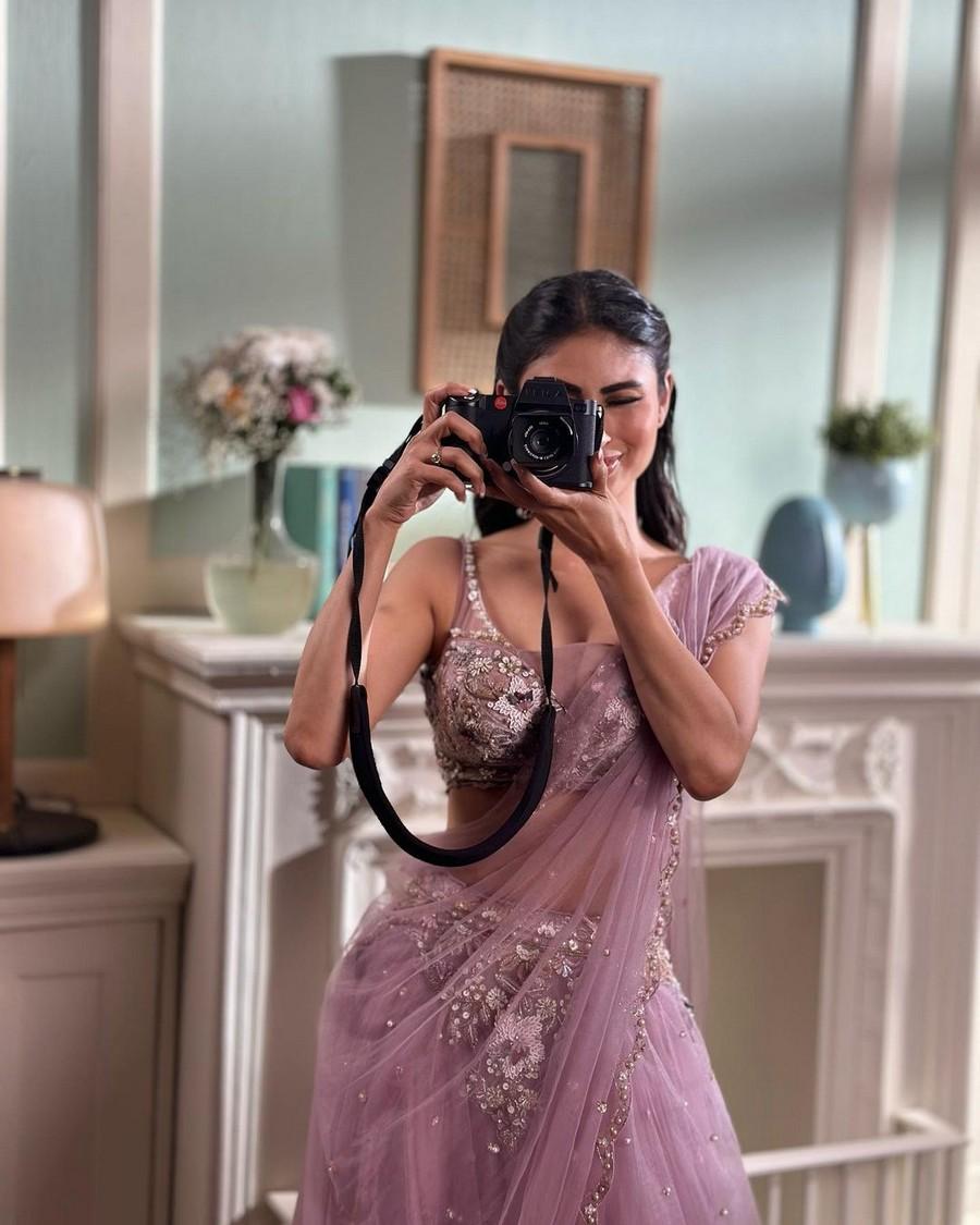 Mouni Roy 8