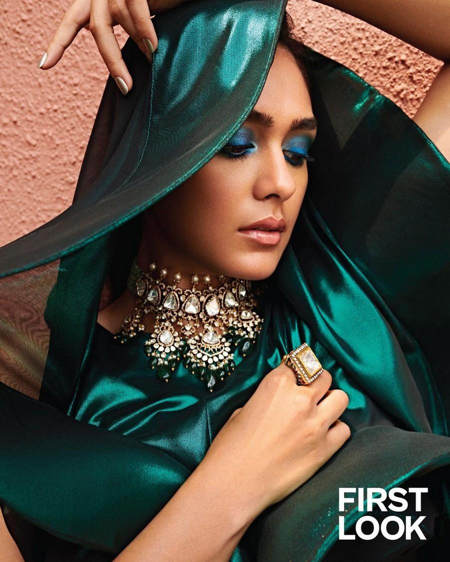 Mrunal Thakur 12