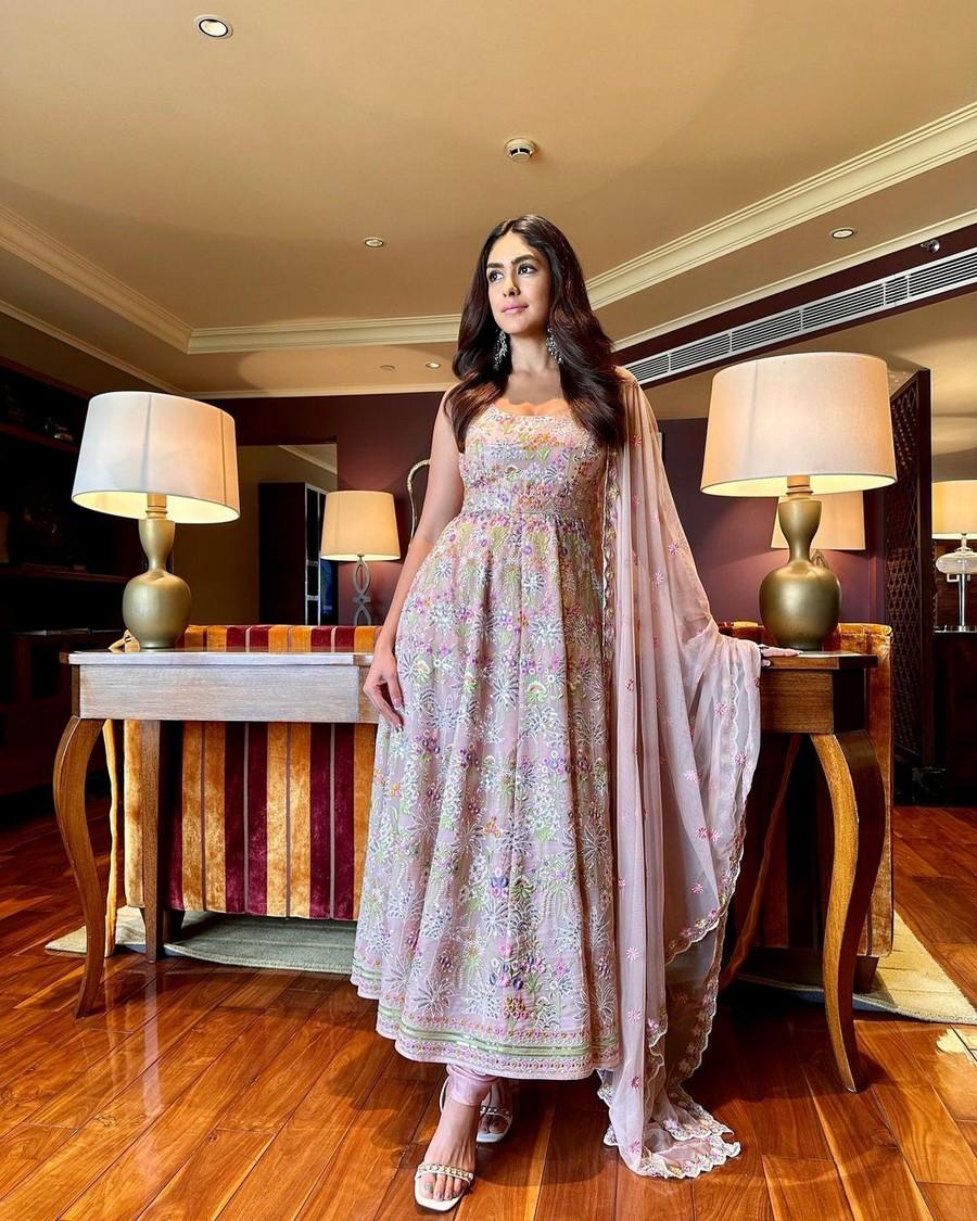 Mrunal Thakur 10