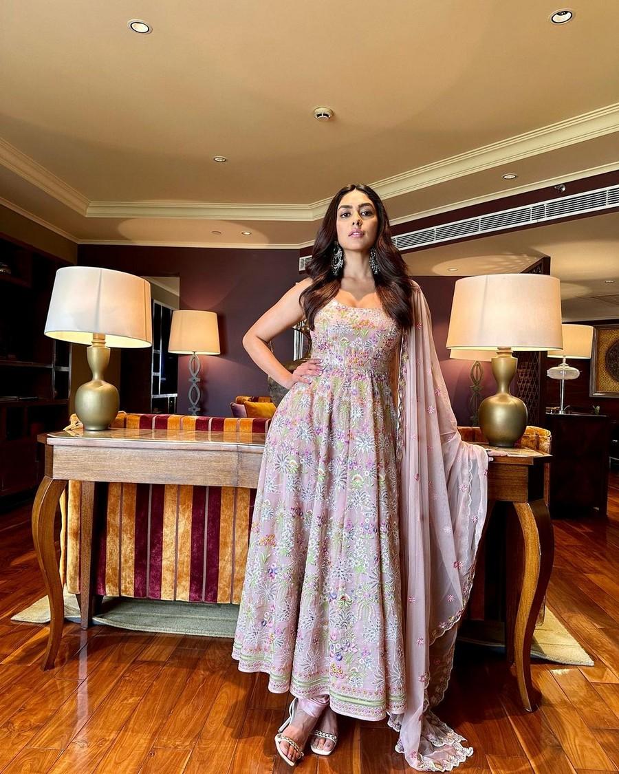 Mrunal Thakur 4