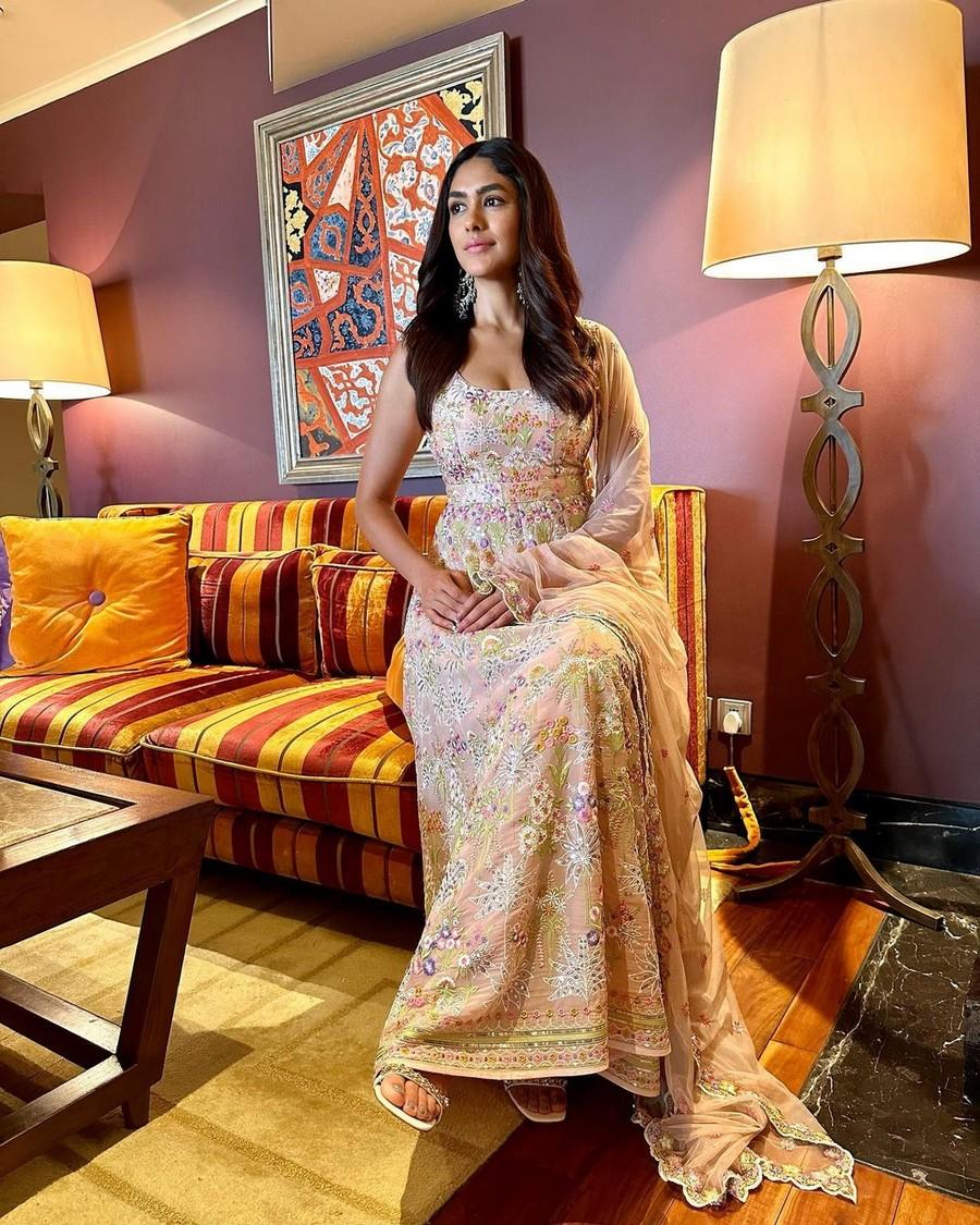 Mrunal Thakur 5
