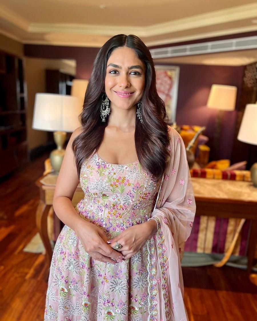 Mrunal Thakur 6