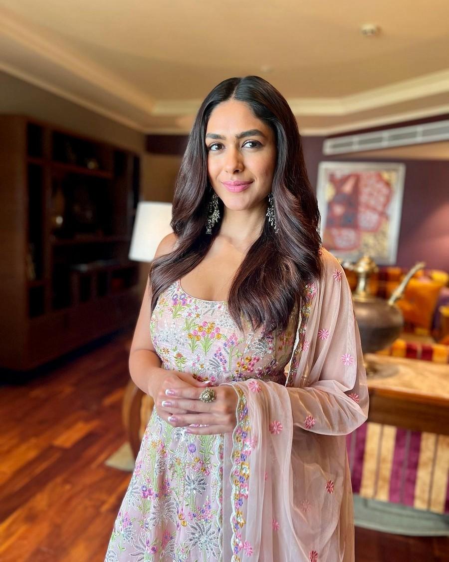 Mrunal Thakur 7