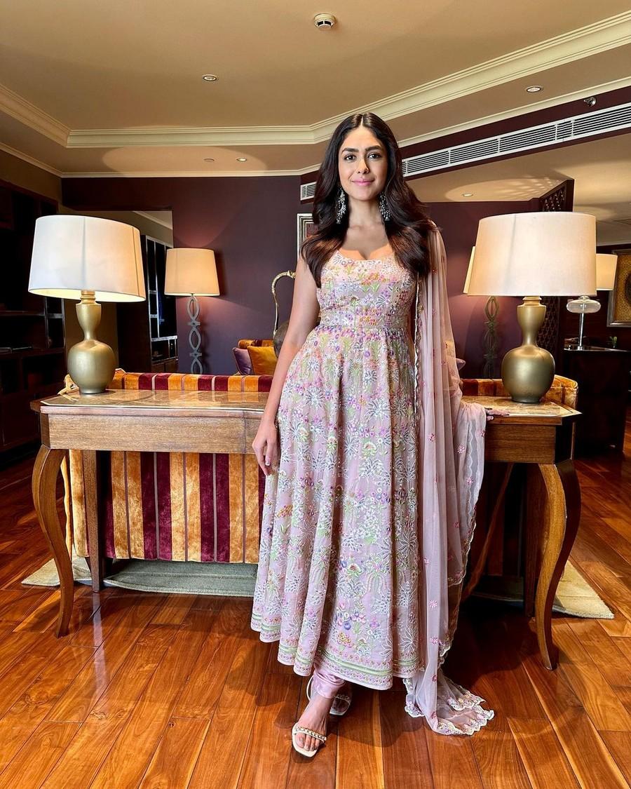 Mrunal Thakur 8