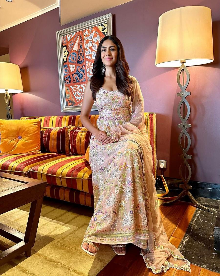 Mrunal Thakur 9