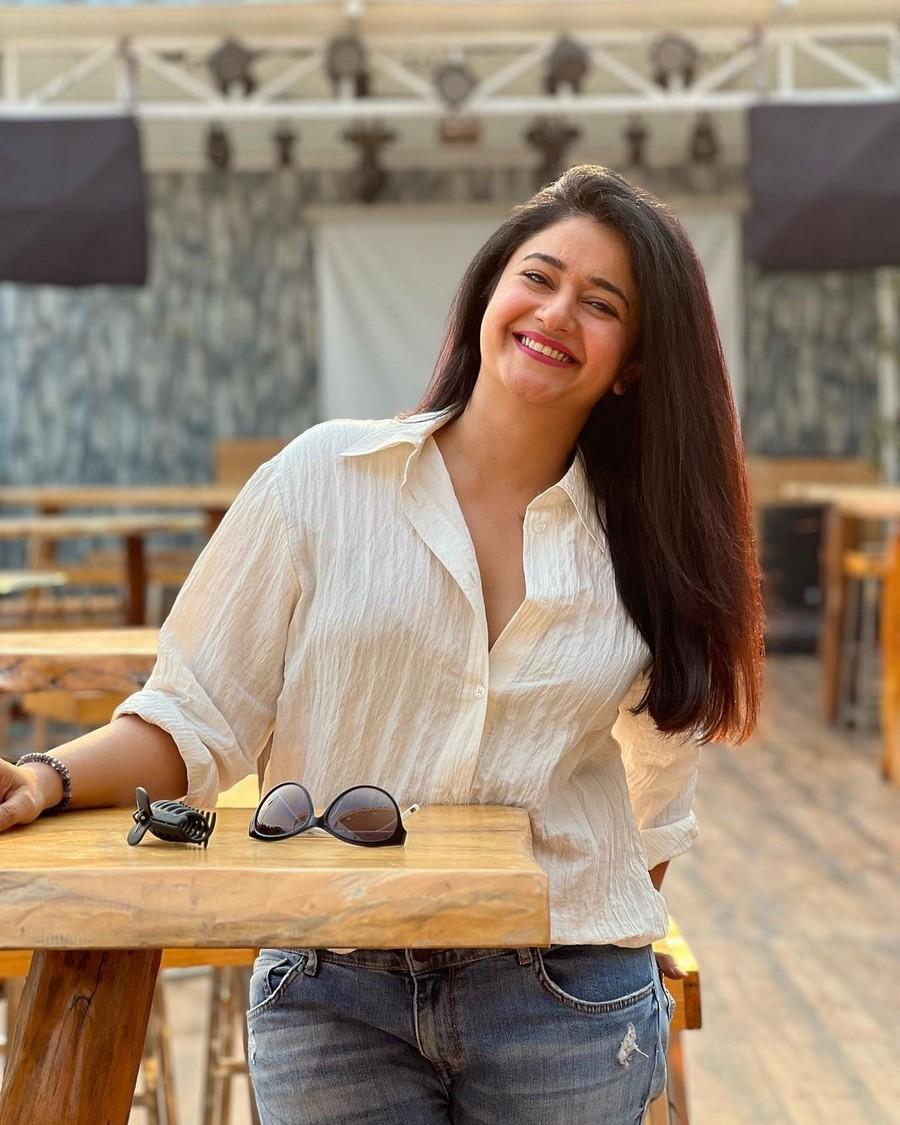 Poonam Bajwa 8