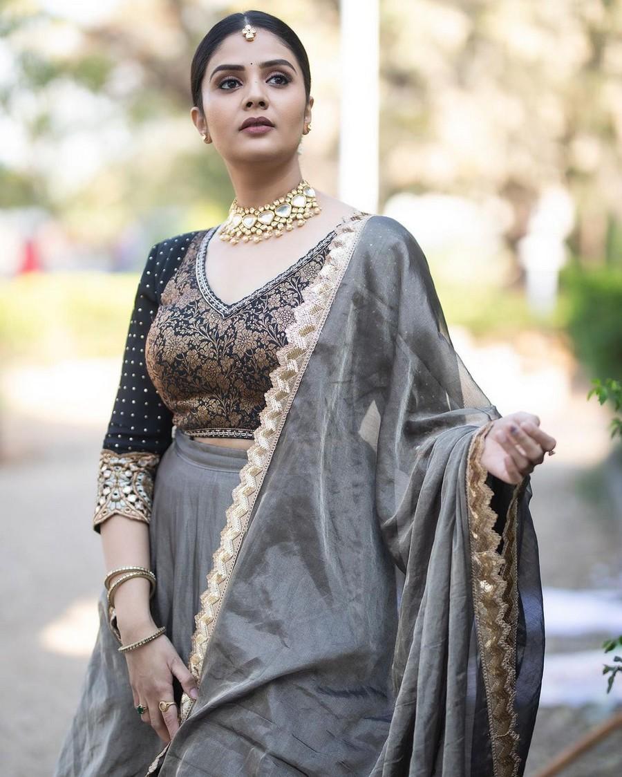 Sreemukhi 4