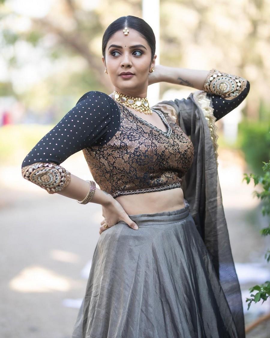 Sreemukhi 6