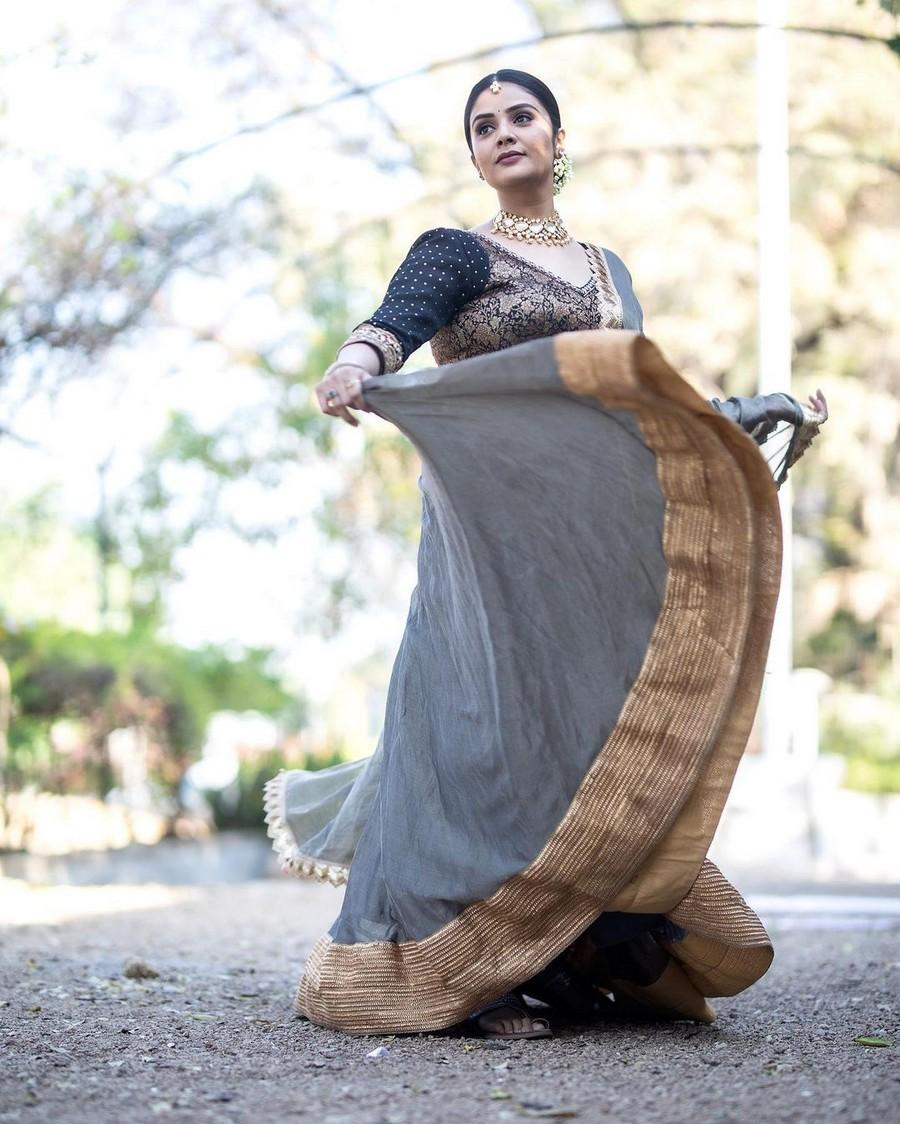 Sreemukhi 9