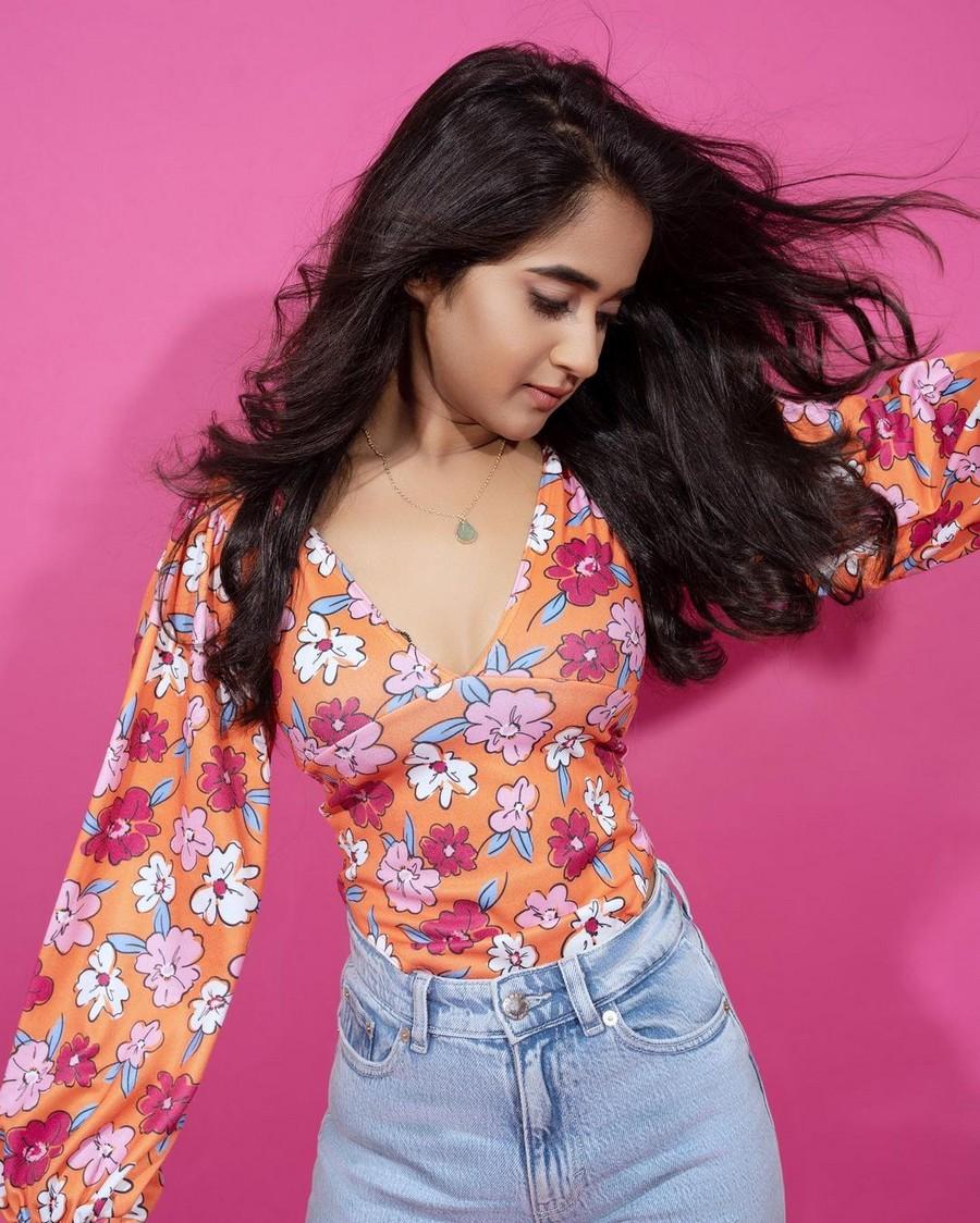 Deepthi Sunaina 3