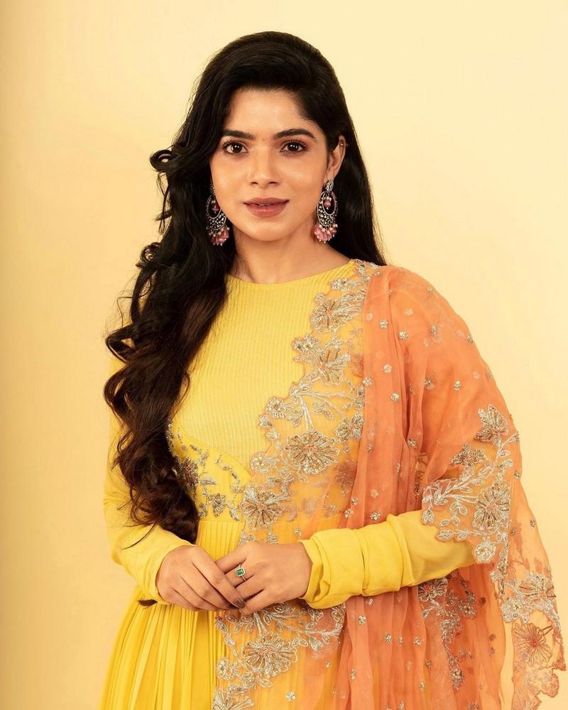 Divyabharathi 12