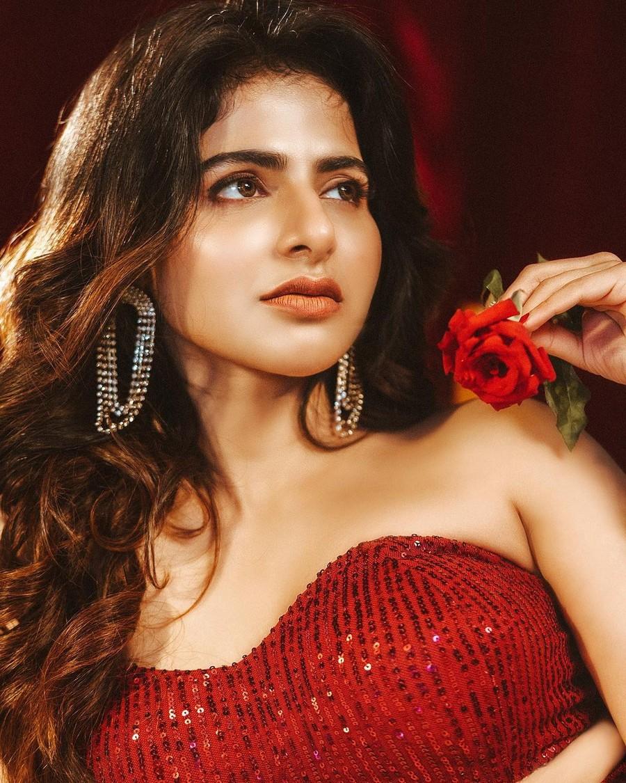 Iswarya Menon 11