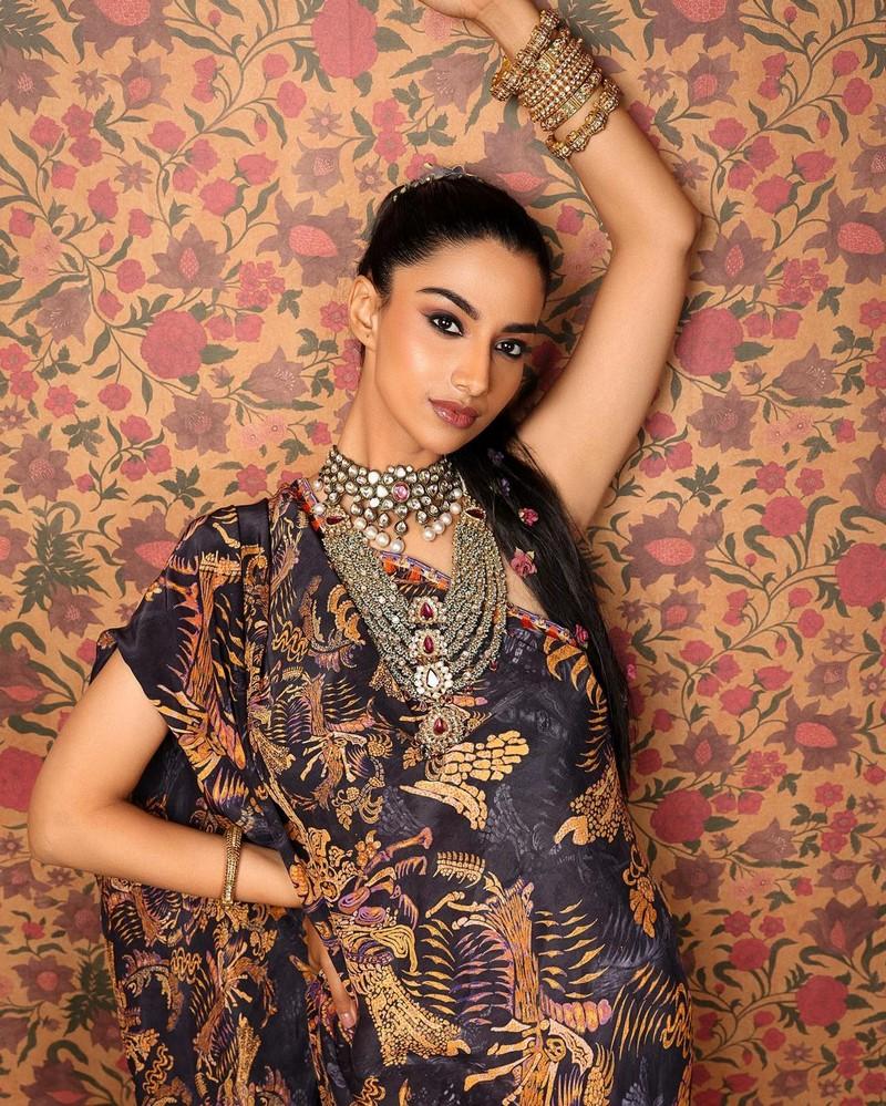 Meenakshii Chaudhary 1