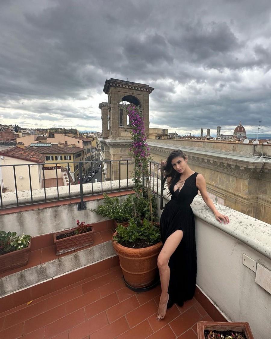 Mouni Roy 8
